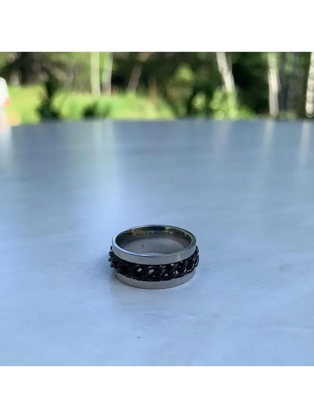 Grunge 2000s style Black and silver stainless steel spinner ring. Size 7. Ships
